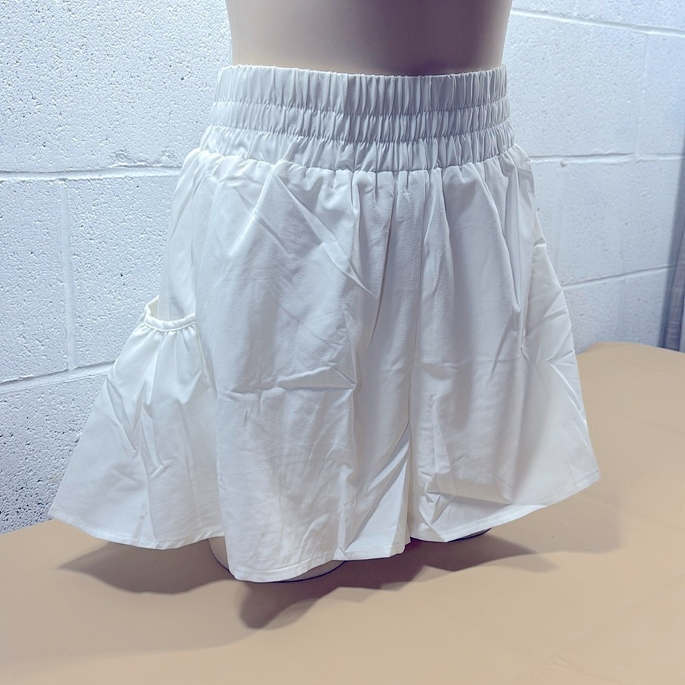 NWT White Shorts with flowy side pockets for Women​​​​